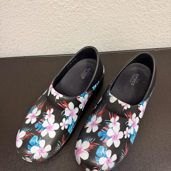 CROCS Dual Comfort Clogs/Mules~Black Floral~Size 7~Excellent condition🌸🌺🌷 - Picture 7 of 10